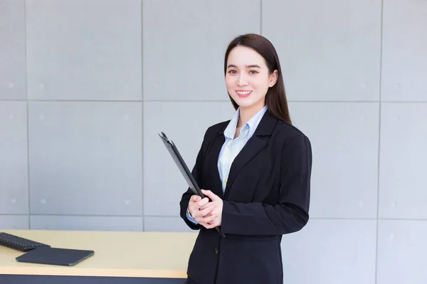 Young Asian Professional Working Woman Black Suit Holds Clipboard Her — Stockfoto