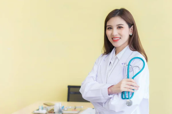 Joven Hermosa Mujer Asiática Médico Pie Con Los Brazos Cruzados —  Fotos de Stock