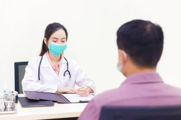 Una Doctora Asiática Está Preguntando Sobre Enfermedad Paciente Masculino Sala — Foto de Stock