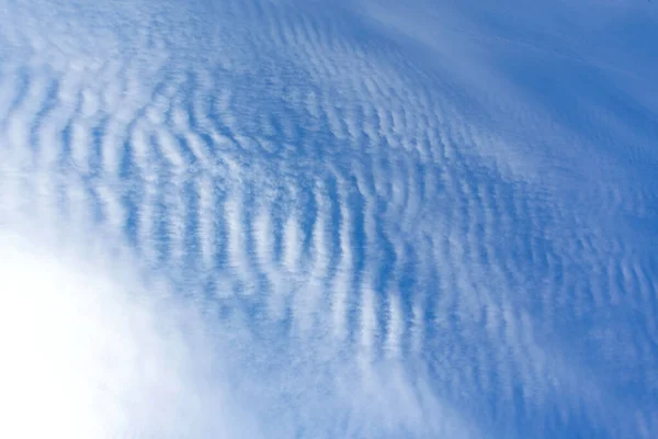 Белые Облака Морская Волна Формы Светло Голубом Небе Качестве Фона — стоковое фото