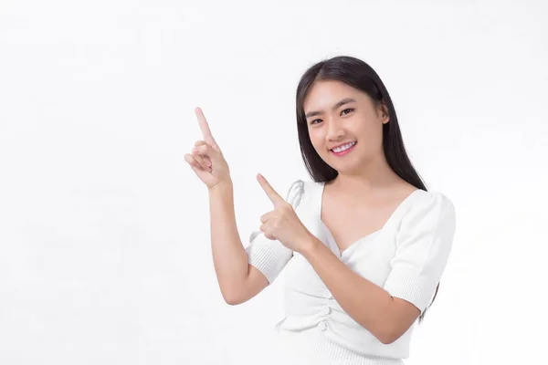 Aziatische Vrouw Zwart Lang Haar Een Wit Shirt Staat Glimlachend — Stockfoto