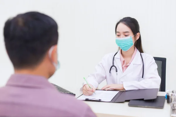 Una Doctora Asiática Está Preguntando Sobre Enfermedad Paciente Masculino Sala — Foto de Stock
