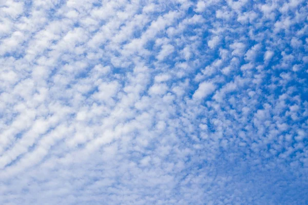 Weiße Wolken Wie Eine Meereswellenform Hellblauen Himmel Als Hintergrund — Stockfoto