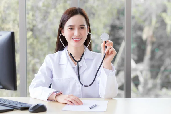 Asiatico Signora Medico Indossa Medico Cappotto Stetoscopio Mostra Suo Ufficio — Foto Stock