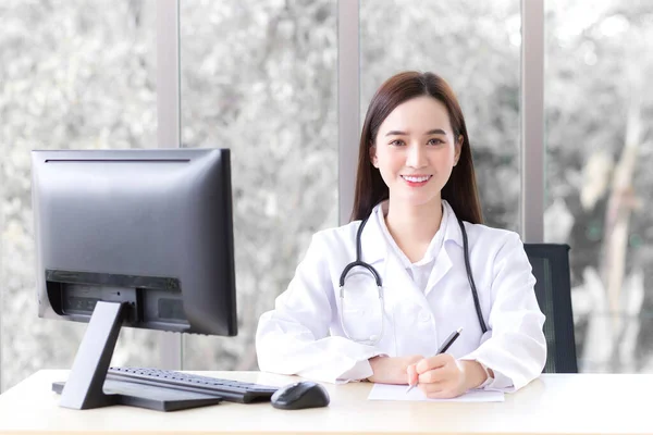 Tıp Önlüğü Giyen Asyalı Güzel Kadın Doktor Masadaki Bilgisayarla Hastanenin — Stok fotoğraf
