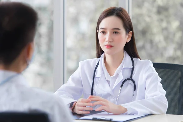 Asiatico Uomo Paziente Consulta Con Donna Medico Circa Suo Sintomo — Foto Stock