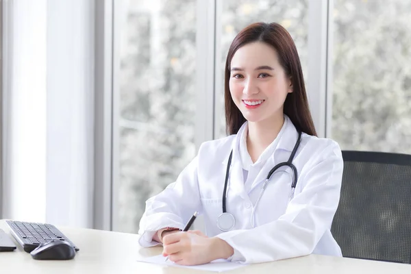 Asiática Hermosa Mujer Médico Está Escribiendo Algo Papel Trabajando Felizmente — Foto de Stock