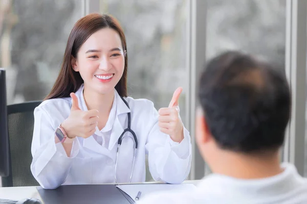 由于病人在医院接受治疗 亚洲漂亮的女医生笑了 对病人表现得很好或很好 — 图库照片