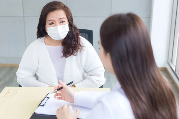 Asiatica Paziente Femminile Attentamente Spiegando Sua Condizione Medico Donna Professionista — Foto Stock