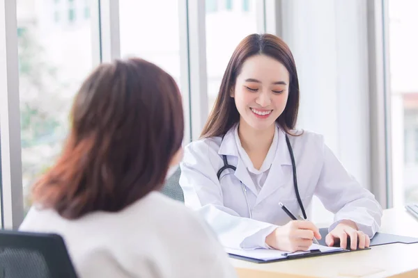 Médico Profesional Asiático Mujer Que Lleva Abrigo Médico Habla Con — Foto de Stock