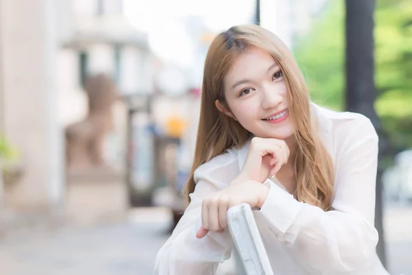 Asian Beautiful Girl Bronze Hair White Shirt While Sits Happy — Stock Photo, Image