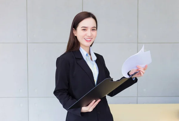 Professionelle Asiatische Geschäftsfrau Lächelt Selbstbewusst Während Sie Büro Ein Klemmbrett — Stockfoto