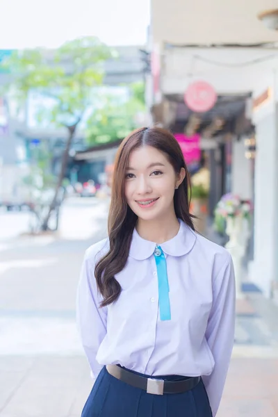 Piękne Liceum Azjatyckie Student Dziewczyna Mundurze Szkoły Stoi Uśmiecha Się — Zdjęcie stockowe