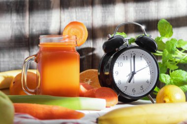 Bardakta taze sıkılmış havuç suyu.