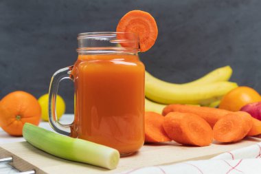 Bardakta taze sıkılmış havuç suyu. Metin için alanı olan arkaplan