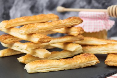 Tarçınlı tatlı puf böreği. Kopyalama alanı olan arkaplan