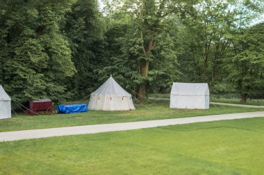 Taze çimlerin üzerinde yapay bir patika. Çimenlerde yol ve kumla kaplı