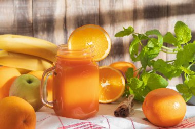 Bardakta taze ve sağlıklı sebze suyu. Bir bardak taze sıkılmış meyve suyu. Kopya alanı olan bir arkaplan. Tahta masada meyve suyu.