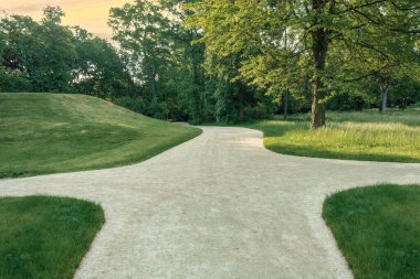 Taze çimlerin üzerinde yapay bir patika. Çimenlerde yol ve kumla kaplı