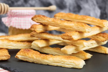 Masanın üzerinde nefis ev yapımı kurabiyeler, yan görüş. Metin için alanı olan arkaplan