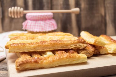 Masanın üzerinde nefis ev yapımı kurabiyeler, yan görüş. Metin için alanı olan arkaplan