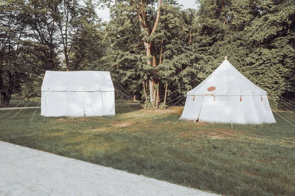 Askerlerin tarlada yaşaması için koğuşun siyah beyaz fotoğrafı. Askeri kampta çadır.