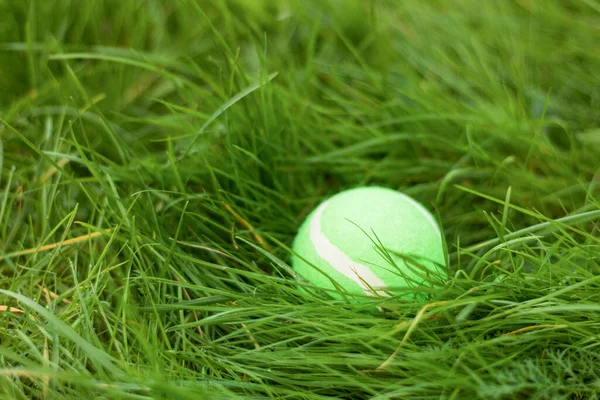 Piłka Tenisowa Zielonej Trawie Tło Przestrzenią Kopiowania Koncepcja Zdrowego Stylu — Zdjęcie stockowe