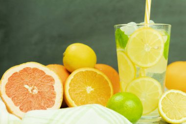 Köy arka planında naneli taze limonata. Limonata ve ahşap arka plandaki malzemeler, kopyalama alanı. Limonlu yaz limonatası ve sarı, güneşli bir arka planda nane.