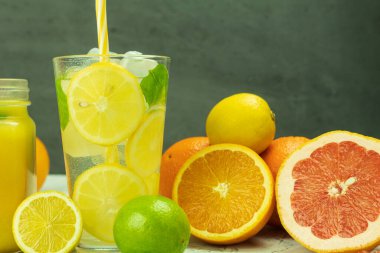 Köy arka planında naneli taze limonata. Limonata ve ahşap arka plandaki malzemeler, kopyalama alanı. Limonlu yaz limonatası ve sarı, güneşli bir arka planda nane.