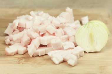 Taze ve çiğ domuz yağı ince ince doğranmış, et kesilmiş. Salo yemek için hazır. Kızartma için salo, soğan ve baharat.