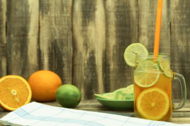 Lezzetli ve taze meyvelerden yapılan soğuk bir içecek. Bardakta kokteyl ve limonata. Mesaj için yer var. Boşluğu kopyala