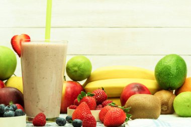 Lezzetli ve taze meyvelerden yapılan soğuk bir içecek. Bardakta kokteyl ve limonata. Mesaj için yer var. Boşluğu kopyala