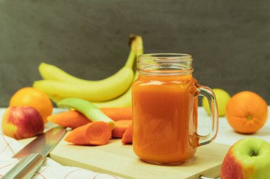 Lezzetli ve taze meyvelerden yapılan soğuk bir içecek. Bardakta kokteyl ve limonata. Mesaj için yer var. Boşluğu kopyala