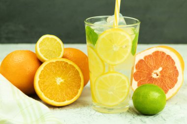 Lezzetli ve taze meyvelerden yapılan soğuk bir içecek. Bardakta kokteyl ve limonata. Mesaj için yer var. Boşluğu kopyala