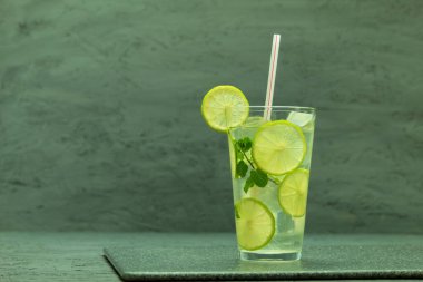 Siyah arka planda cam bardakta soğuk bir Mojito. Siyah arka planda mojito kokteyli. Mesaj için yer var. Boşluğu kopyala