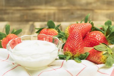 Taze olgun yaz organik çilekleri, kırsal ahşap arka plan. Sulu ve şekerli çilekler.