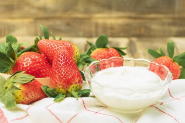 Taze olgun yaz organik çilekleri, kırsal ahşap arka plan. Sulu ve şekerli çilekler.