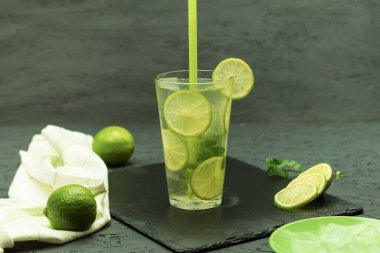 Siyah arka planda cam bardakta soğuk bir Mojito. Siyah arka planda mojito kokteyli. Mesaj için yer var. Boşluğu kopyala