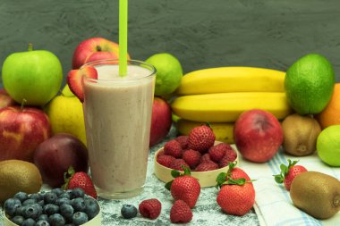 Taze meyvelerden yapılmış lezzetli meyve püresi. Bir bardak taze meyve püresi. Kopyalama alanı olan arkaplan