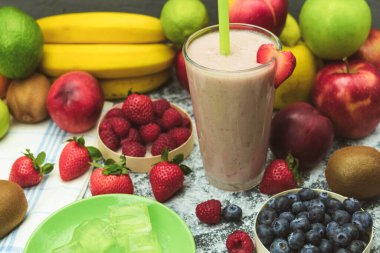 Taze meyvelerden yapılmış lezzetli meyve püresi. Bir bardak taze meyve püresi. Kopyalama alanı olan arkaplan