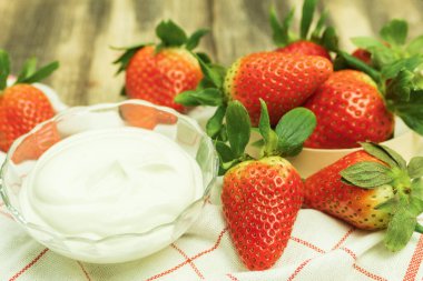 Taze olgun yaz organik çilekleri, kırsal ahşap arka plan. Sulu ve şekerli çilekler.