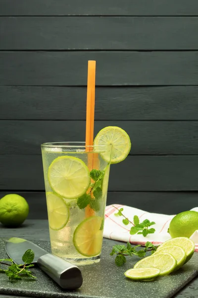 Siyah arka planda cam bardakta soğuk bir Mojito. Siyah arka planda mojito kokteyli. Mesaj için yer var. Boşluğu kopyala