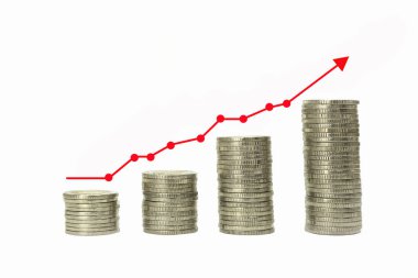 Yığınla para ve finansal tablolar yığılmış. Geleceğin geliri. Bir yığın bozuk para. Kırmızı çizgili bozuk paraların yakın çekimi. Bozuk paralar ve yukarı bakan bir ok