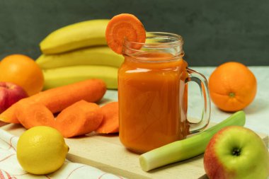 Taze meyvelerden yapılmış lezzetli meyve püresi. Bir bardak taze meyve püresi. Kopyalama alanı olan arkaplan