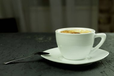 Beyaz fincanda taze kahve, kahvaltı konsepti. Kahvaltınızı kahve ve kruvasanla masaya bırakın. Pencereden sabah ışığı gelsin. Kopyalama alanı olan arkaplan