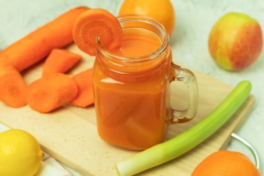 Havuç ve pırasadan taze ve sağlıklı meyve suyu. Taze organik sebzelerin suyu.