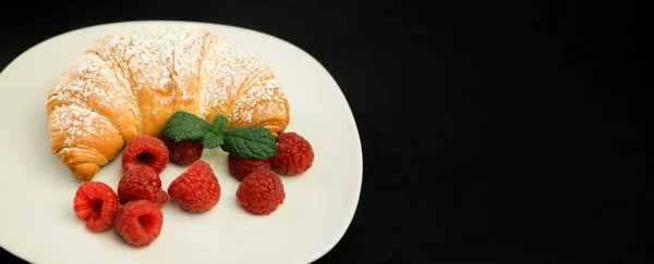 Croissant Croustillant Appétissant Framboises Fraîches Sur Une Assiette Blanche Petit — Photo