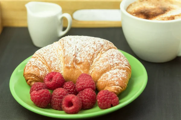 Café Zumo Naranja Croissant Sobre Tallo Madera Desayuno Romántico Cama — Foto de Stock