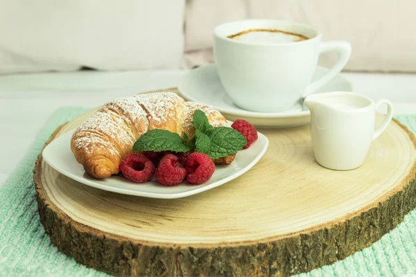 Kaffe Apelsinjuice Och Croissant Trästjälk Romantisk Frukost Sängen Vita Lakan — Stockfoto