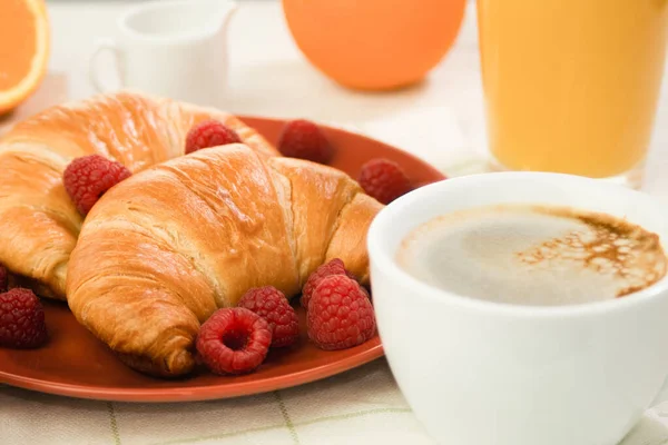 Friss Kávé Fehér Pohárban Reggeli Koncepció Reggeli Asztalon Kávé Croissant — Stock Fotó